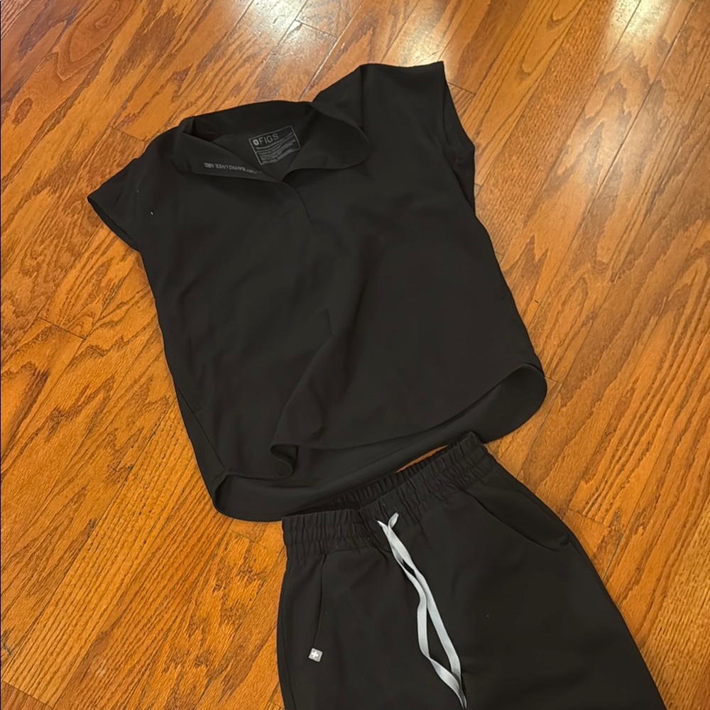 FIGS Black Scrub Set